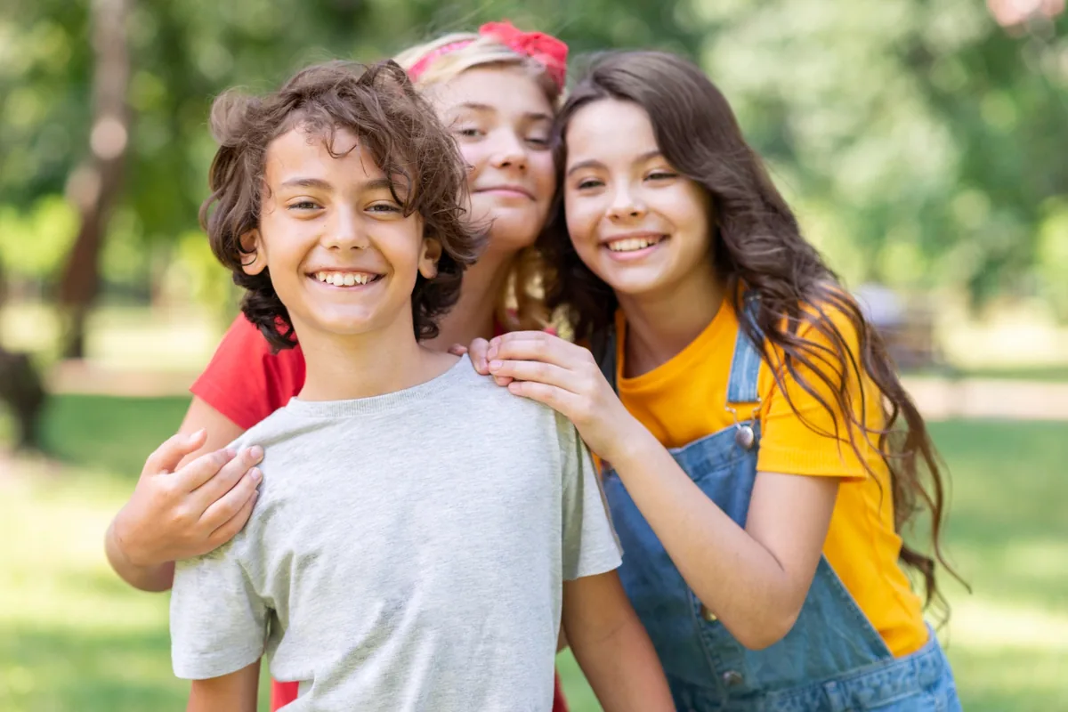 Grupo de niños al aire libre, imagen de apoyo para psicología infantil