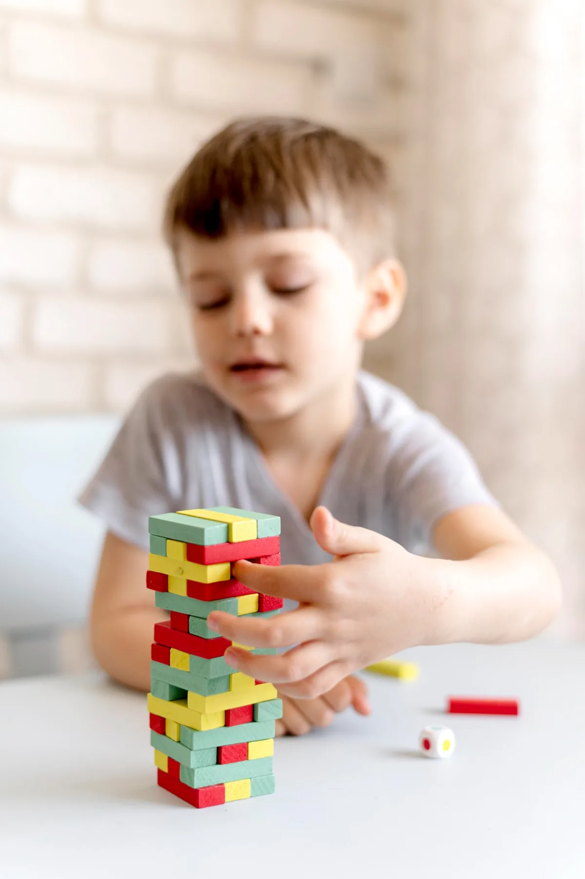 Niño realizando una actividad de juego con bloques, imagen de apoyo para evaluación de TEA